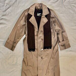 Lady's London Fog Trench coat, Tan Color Size 8 - Excellent Condition